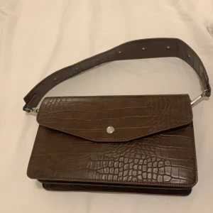 Brun hård väska  - En brun handväska från Gina. Jättebra skick då jag har tagit hand om den väl. Lite hårdare i material. 
