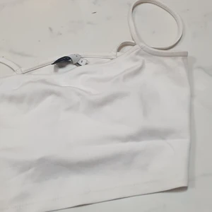 Top från nakd small  - En vit liten top från nakd jättebra kvalite! Croptop går över naveln så den är kort 