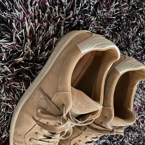 Gant skor beiga  - Gant skor beiga. Stl 43. Köpt nyligen använda ett fåtal gånger. Bud från 100kr. Köparen står för frakten!📦