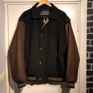 College jacka - Svart & Brun collegejacka från Harvest. Inga tryck så fritt fram o sätta dina egna! Inga skador!  kan skicka eller mötas(beror på var) skriv PM för frågor bud osv.⚜️ Högsta bud: 650:- SLUTAR BUDGIVNING 26 DEC 15:00‼️