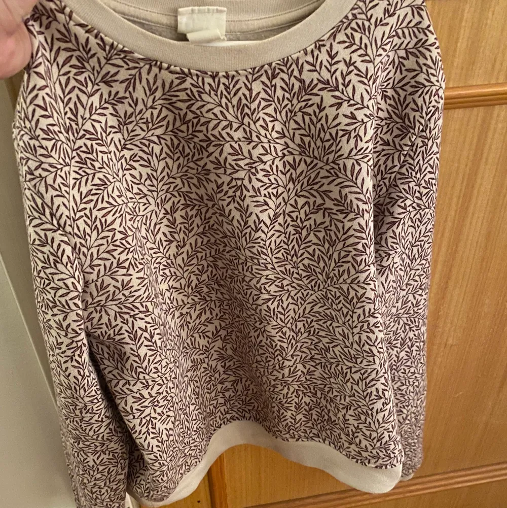Mycket fin sweatshirt, med unikt mönster, ifrån H&M! Är tyvärr för liten för mig så den sitter lite tajt på mig. Skriv för fler bilder eller andra frågor! /Sanna. Tröjor & Koftor.