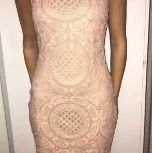 Klänning  - Helt oanvänd med prislapp på från Boohoo. Strl 36. 