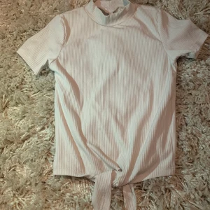 Tie t-shirt  - Lite nopprig annars i nyskick. Buda i kommentarerna🥰 Betala med swish innan leverans🌸 