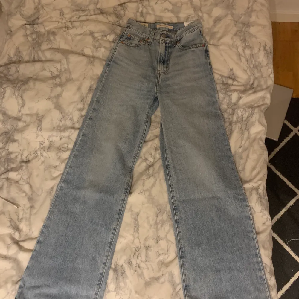 Säljer mina jättefina levi’s jeans då dem tyvärr har blivit för små. Väldigt långa och sitter bra i benen på både mig och min syster som är 165-167. Inga defekter och sparsamt använda. Köpta för 1250kr. Fraktkostnad tillkommer. Jeans & Byxor.