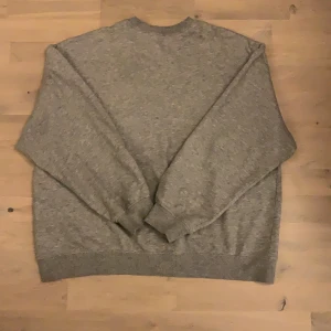 Sweatshirt  - Skit snygg sweatshirt med ett skönt material! Det är strl S men skulle säga att den satt som en M, frakt tillkommer
