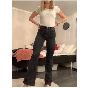 Dr.Denim Jens - Svarta jättesköna bootcut jeans ifrån Dr.Denim. Använda men inte sönder. Storlek S/32, passar 34/36.                                                                         Köparen står för frakten❣️                                                               Alla pris går att diskuteras😊  