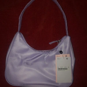 lila monki mini väska - helt ny monki väska som ja köpt för 180kr men aldrig använt. startbud på 90kr(varje bud höjs med 10kr)💕