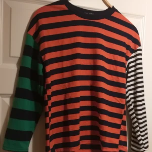 3färgad randig tröja - Köptes från Internet, haft på mig några gånger. K-pop fashion inspirerad. Köparen får stå för frakt ifall du inte kan mötas i Stockholm.