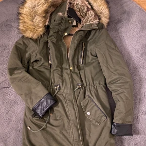 Vinterjacka - Säljer denna otroligt varma vinter jacka då den inte kommer till användning. Passar både S och M.💚