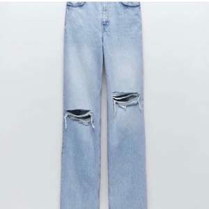 Säljer dessa oanvända jeans från Zara i storlek 36. Passa perfekt på mig som är 1,65