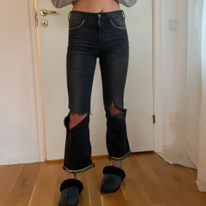 Jeans  - Svart/grå kickflare jeans från h&m med hål på knäna och färg längst ner, vid fickorna där fram och på fickorna där bak. Bra skick