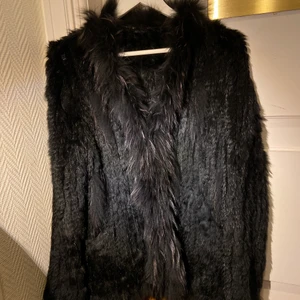 Pälsjacka  - Äkta pälsjacka som är i superfint skick - köpt från Sturegallerian. Jackan passar alla mellan XS-L då det är en onesize jacka. Köpt för 4499kr!