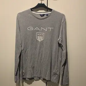 En grå och fin Gant tröja från kidabrandstore. Ca 3 år gammal. Skicket är som gott nytt, barn storlek 170. Nypris 400kr. 