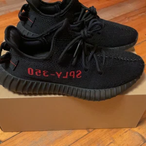 Adidas yeezy 350 BRED - Adidas yeezy 350 BRED , DS (Aldrig använda). Kommer direkt från adidas (kvitto finns). För mer bilder eller info skicka ett pm. Storlek US 7.5 / EU 40 2/3 , 350s sitter lite så tänk på det!.