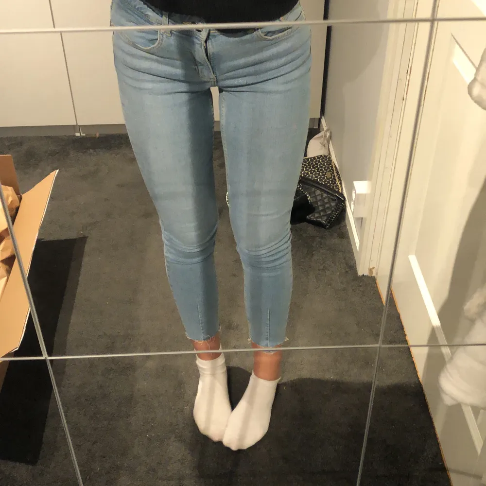 Tajta ljusblåa jeans från zara. Tyvärr är de förkorta & förstora för mig därför är de helt oanvända. Bara testade. De har som en cool detalj längst ner på benet, se tredje bilden. Jeans & Byxor.