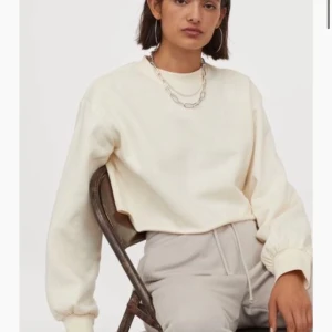 sweatshirt - Säljer min super mysiga sweatshirt, använd 3 gånger. Den är åt de krämvita hållet och mjuk på insidan. Köparen står för frakt❤️