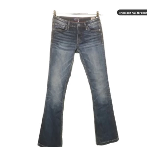 Lågmidjade crocker jeans - Köpt secondhand, men oanvända och som i nytt skick typ, lågmidjade så man får lite y2k vibe, d va för små för mig så säljer därför😭