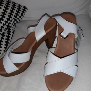 H House klackar - Oanvända klackar i läder från H House! Originalpris 600kr! 