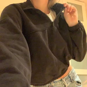 Weekday sweater - Kortare sweater från weekday med dragkedja upptill. Säljer pga använder knappt längre :( jag har vanligtvis storlek M