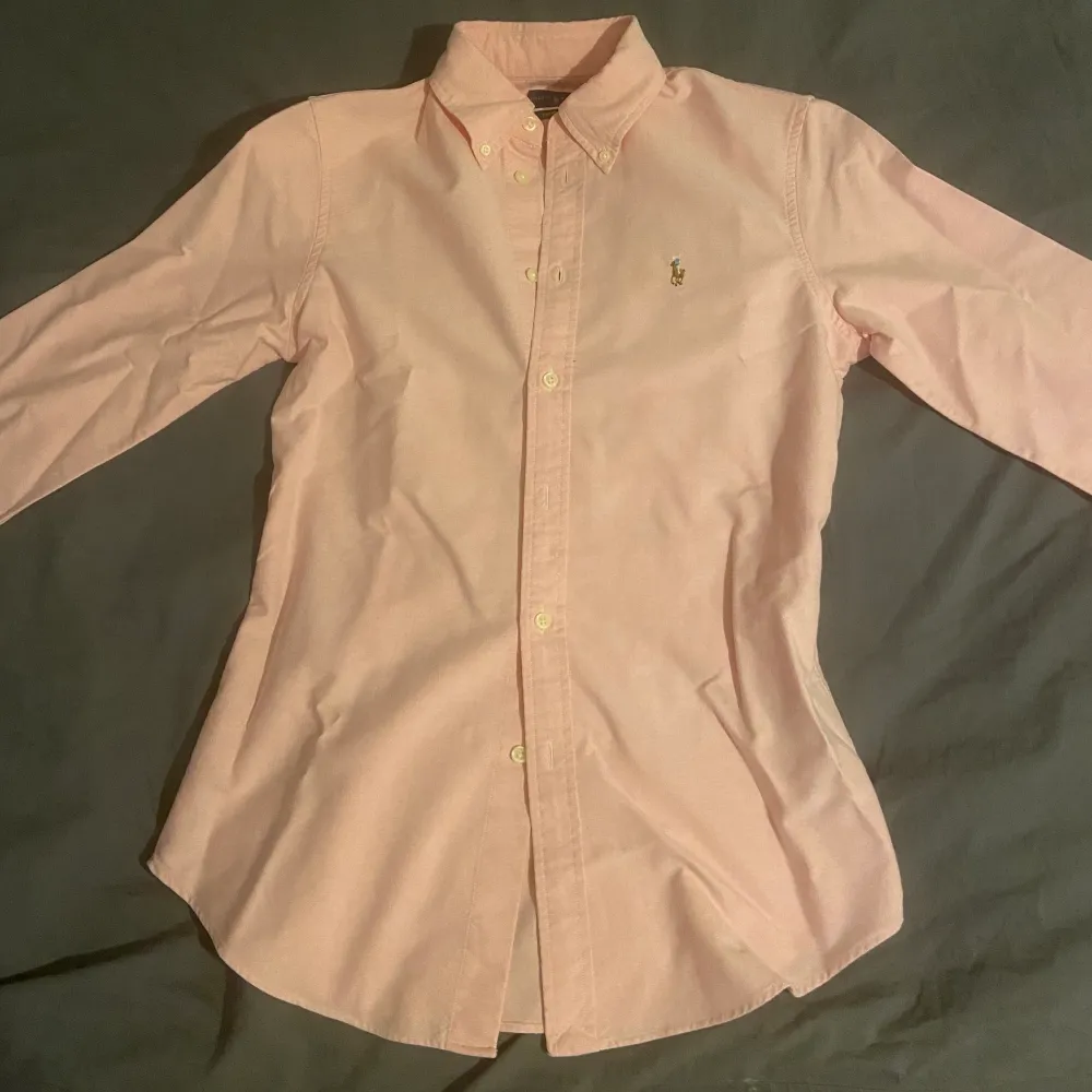 Säljer min rosa Ralph Lauren skjorta, aldrig använd! Köpt för 999kr men jag säljer den för 400kr, kan gå ner i pris vid snabbt köp. Storlek S, köparen står för frakt. . Skjortor.
