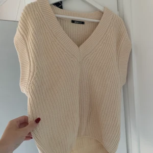 Stickad väst - Stickad väst från Gina, knappt använd, 190+frakt, buda privat