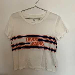 LEVIS T-shirt strl S  - LEVIS T-shirt strl S i bra skick! 