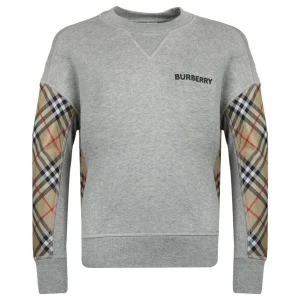 Burrberry Sweatshirt - Säljer min oanvända Burrberry Sweatshirt som är köpt i NK för 2299kr i fel storlek. Den är i storlek M men passar som S lika bra. Passar för både tjej och kille. Priset kan diskuteras vid snabb affär! Perfekt som julklapp