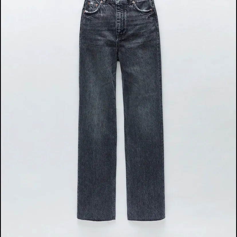 Säljer pga för stora, använda ca 10 ggr. Långa i modellen så passar de flesta då man kan klippa av de om de är för långa. 270kr inkl frakt, alltså både jeans och frakt för 270kr. Jeans & Byxor.