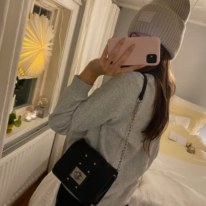 Väska - Finaste väskan, går att använda som crossbody eller baguette!! Skriv för fler bilder eller frågor . Köparen står för frakten🥰