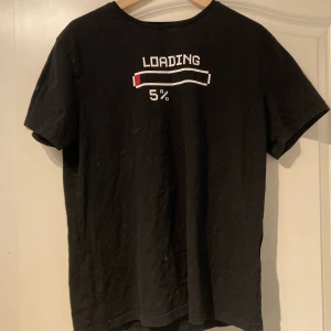 Svart t-shirt med tryck - Svart t-shirt från Lager 157, storlek Large. Nyskick, använd fåtal gånger. Tröjan tvättas innan leverans. Nypris: 150kr