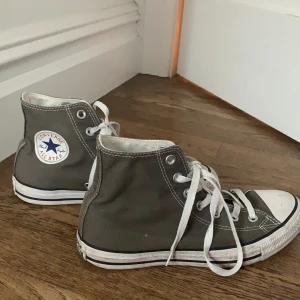 Converse  - Jätte bra skick! Använd fåtal gånger❤️❤️ hör av er vid frågor🌟 eventuell frakt tillkommer🥰budgivning i kommentarerna då det är många intresserade 