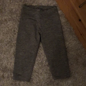 Cykelbyxor/träningstights  - Gråa cykelbyxor/träningstights från röhnisch. Knappt använda. Köpare står för frakt