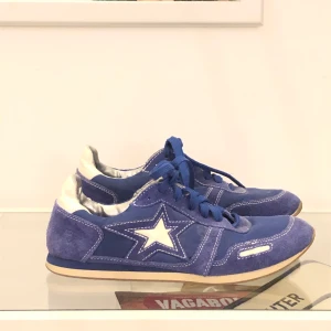 Sneakers  - Säljer dessa skor. Skick nästan som nya💃