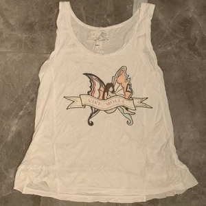 Linne från odd molly - Super gulligt linne från Odd Molly. Små volanger på sidan. Storlek 1 motsvarar S