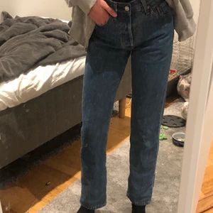 levis 501 - säljer mina levis 501!🤍🦋 använda max 3 gånger, säljer pågrund av att jag har två par. Går ända ner till ankeln på mig som är 169cm, passar W25 också. Köpte för 1200kr, köparen står för frakten✨💕💕