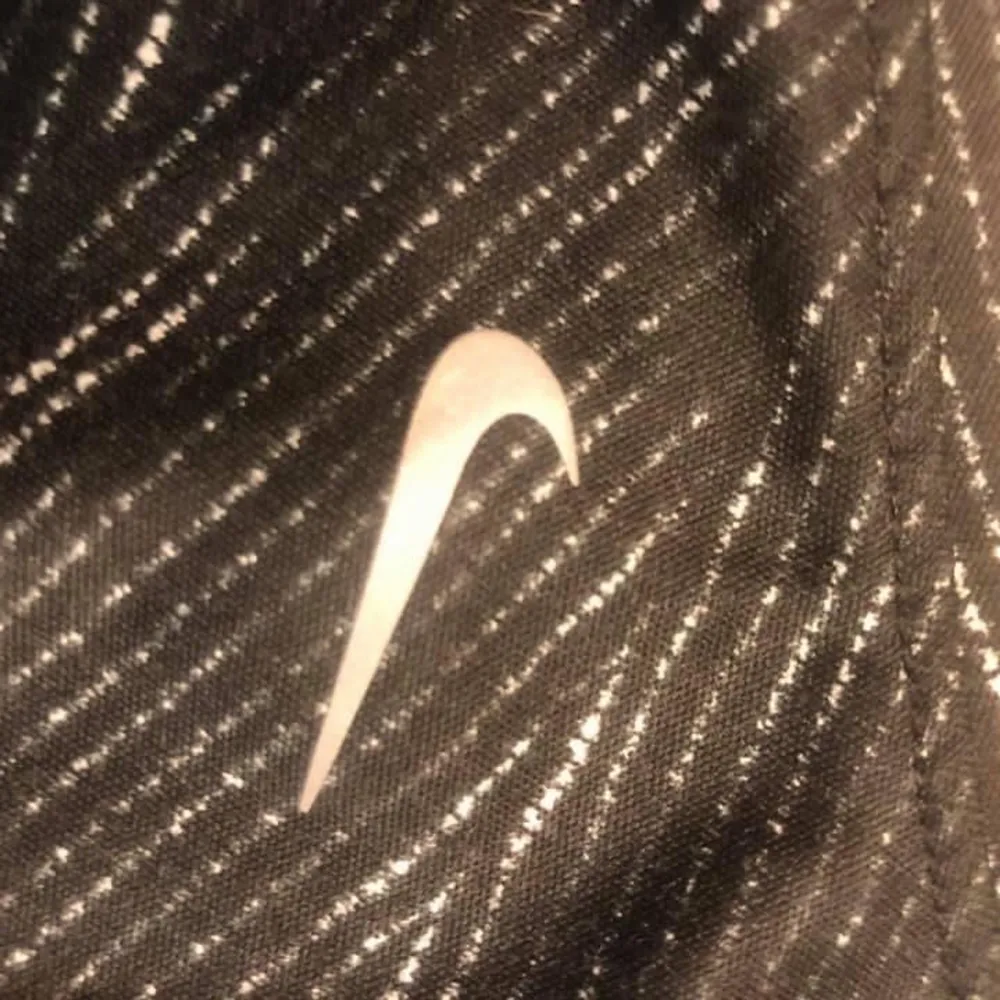 Vad: Träningstopp från Nike Storlek: M Material: 100 % polyester  Skick: Använd några gånger. Men fint skick. Hittar inget att anmärka på.  . Hoodies.