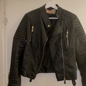 Skinnjacka från Chiquelle  - Svart skinnjacka från Chiquelle. Säljer pga av att jag inte använder den längre. Superfint skick och storlek 42. Nypris 699, säljer för 250 + frakt!