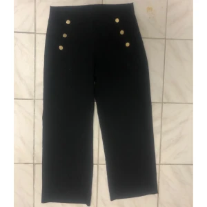 Kostymbyxor  - Säljer mina snygga kostymbyxor från Ellos🥰 Aldrig använda då de är för stora för mig. Köpta för 400kr och säljer dem för 200. Kunden står för frakt💞