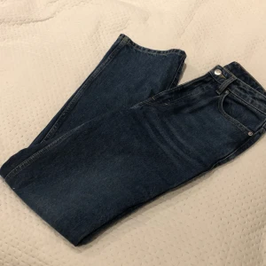 Weekday jeans i modellen rowe - Weekday jeans i modellen rowe. Mörkblåa. Storlek 27/30. De köptes i somras och är aldrig använda. Nypris: 300kr.