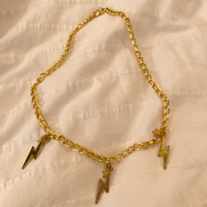Halsband med blixtar och stjärnor ⭐️ ⚡️  - Super snyggt halsband med Blixtar och stjärnor 🌟 ⚡️ Stroken går att anpassa hur man än vill ha det🤎 70kr + frakt (11kr) 