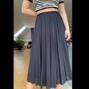 Svart plisserad kjol från H&M i storlek 34 (men passar som 36). 50kr exklusive frakt