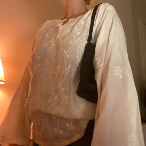 Vit blus! - Supermysig vit blus köpt vintage!! Jag är en storlek S, den är ganska luftig!