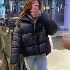 Puffer jacket storlek M  - Jag säljer min stora puffer jacket som jag köpte på H&M för 1-2 månader sedan. Säljer på grund av att jag köpte en annan som jag gillade mer. Den har ett  litet hål i sig som knappt syns. Köpte för 400kr. Passar mig som är xs-s om man vill ha lite oversize. Men passar även storlek M 