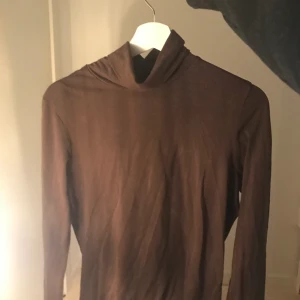 Brun polotröja - Brun polotröja, köpt second hand men är i bra skick, lite stor för mig och jag är XS/S, frakt +60✨