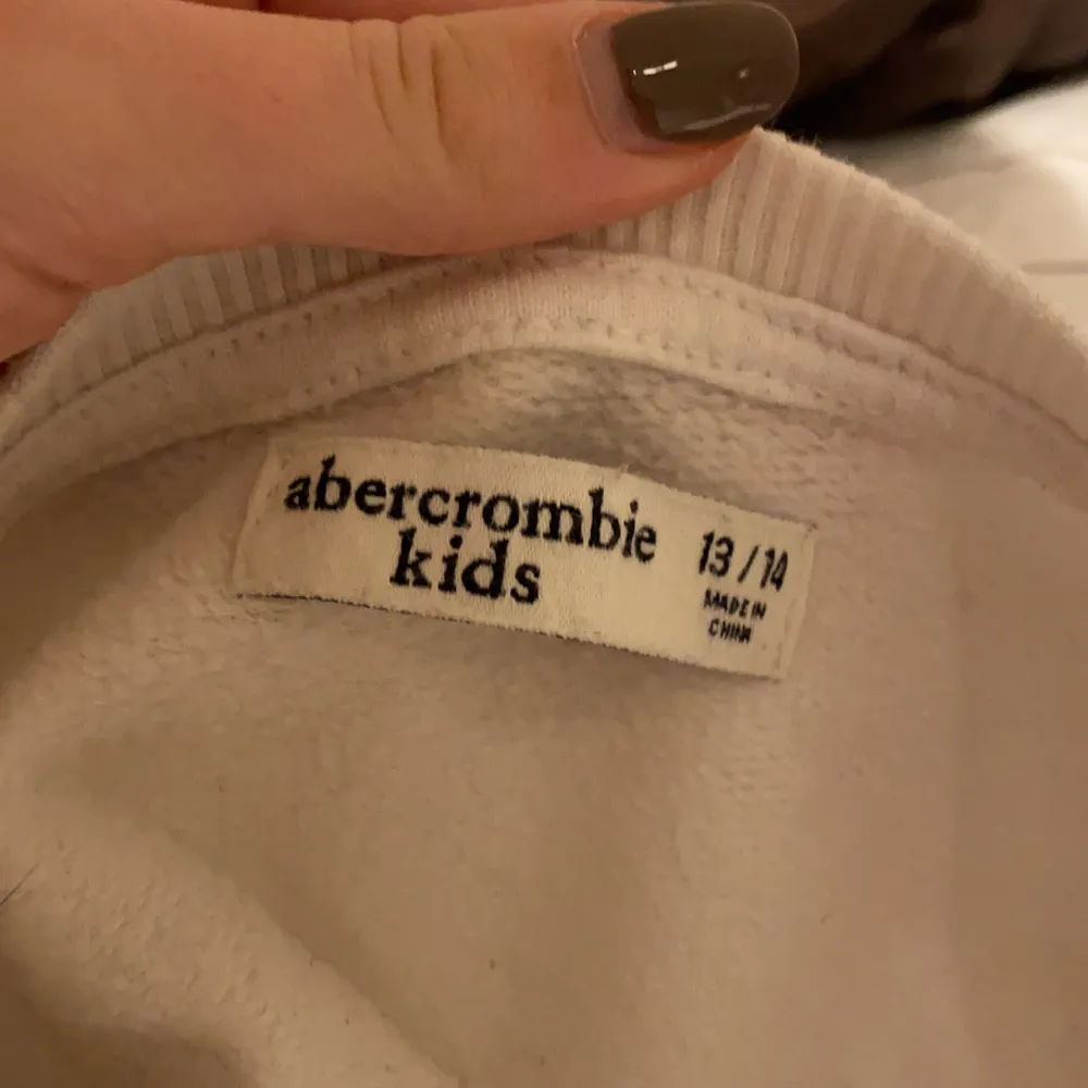 Säljer denna vita sweatshirt från abecrombie, nypris ca 600kr. Är i 13-14 år men passar mig som är 166 perfekt. Säljer för 100kr, kan mötas i täby annars frakt 50kr🤍. Tröjor & Koftor.