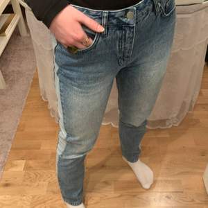 Blåa jeans från NAKD med ljus revär på sidorna. Perfekta byxor för dig med kortare ben, jag är 162cm. Säljer då dem inte kommer till användning längre, bra skick! 