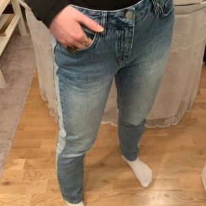 Blå jeans - NAKD stl.38 - Blåa jeans från NAKD med ljus revär på sidorna. Perfekta byxor för dig med kortare ben, jag är 162cm. Säljer då dem inte kommer till användning längre, bra skick! 