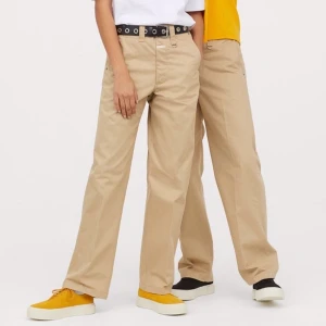 Eytys x HM Byxor - Skitsnygga men tyvärr för små för mig: Beiga chinos/workwear-byxor från HMs samarbete med eytys, använda 1-2 gånger.