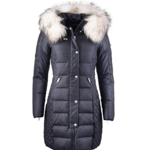 Vinter/höst jacks - Den har blivit lite för liten för, har blivit använd ett par gånger men annars är den i bra skick. Och pälsen är äkta päls