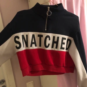 H&M croppad kofta stl S - Croppad H&M kofta med tryck Stl S. Bra skick!